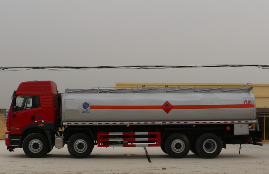 通榆縣半掛運(yùn)油車(chē)解放15噸油罐車(chē)與水泥車(chē)的應(yīng)用與發(fā)展