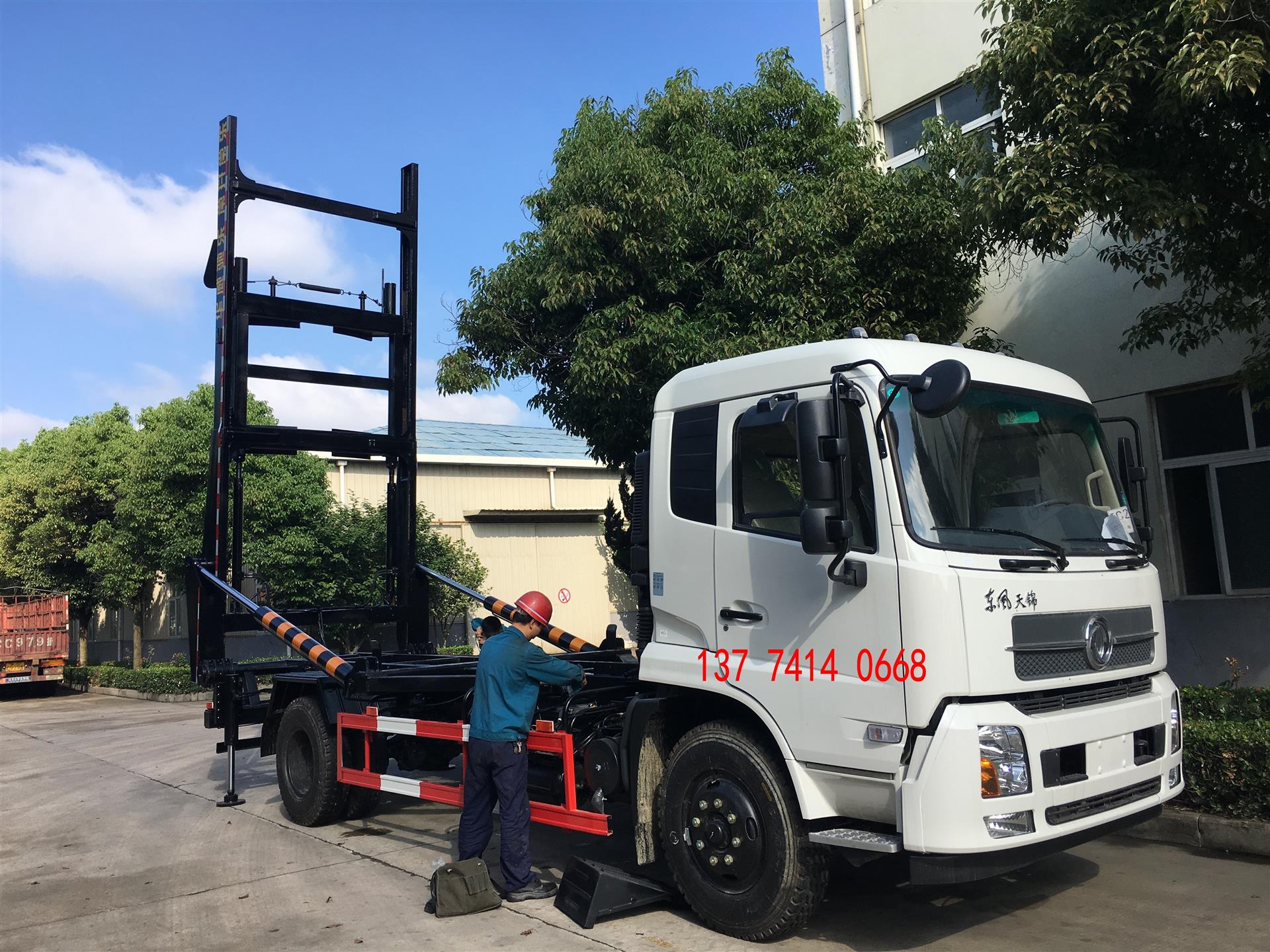東風(fēng)天錦背罐車現(xiàn)貨供應(yīng)，水泥車專業(yè)解決方案，分期付款更便捷